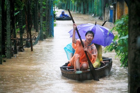 Thuỷ điện “đua” nhau xả lũ đã làm nước lên quá nhanh!